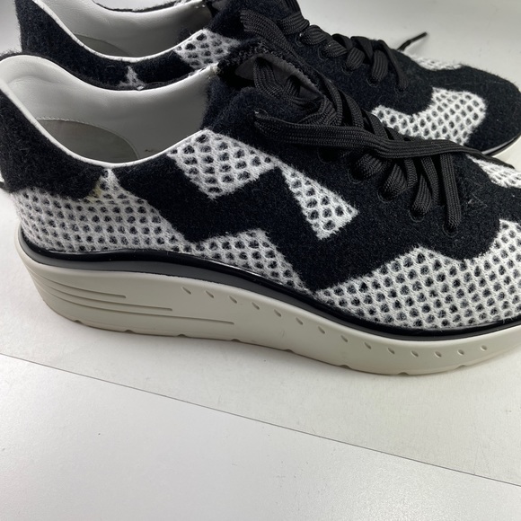 Stuart Weitzman black & white Hartley knit sneakers in box 7b - Picture 3 of 12